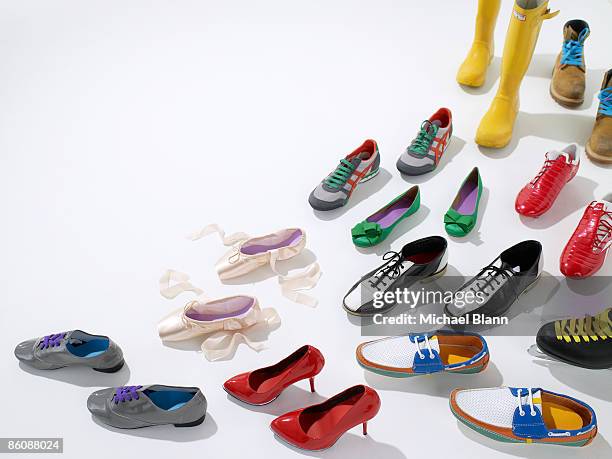 various shoes facing one direction - calzature foto e immagini stock