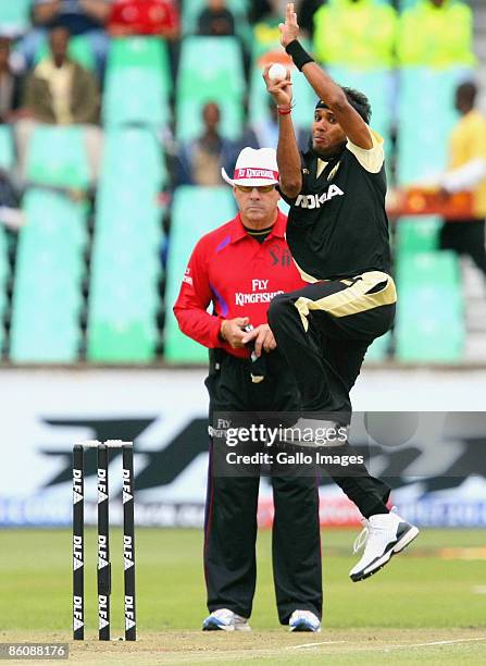 Ashoke Dinda of the Kolkatra Knight Riders bowls during the IPL T20 match between Kings XI Punjab v Kolkata Knight Riders at Sahara Park on April 21,...