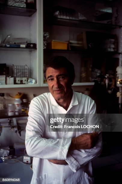 Le professeur Étienne-Émile Baulieu, inventeur de la pilule abortive RU 486, dans son laboratoire en août 1990 à Paris, France.