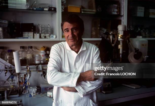 Le professeur Étienne-Émile Baulieu, inventeur de la pilule abortive RU 486, dans son laboratoire en août 1990 à Paris, France.