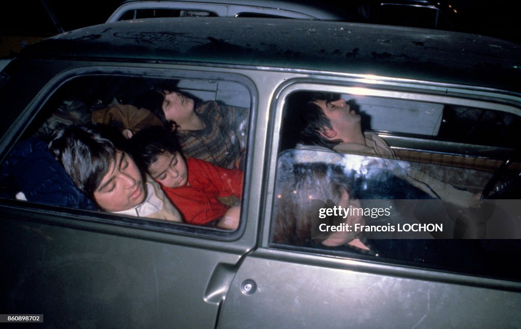 Rescapés dormant dans leur voiture après un séisme