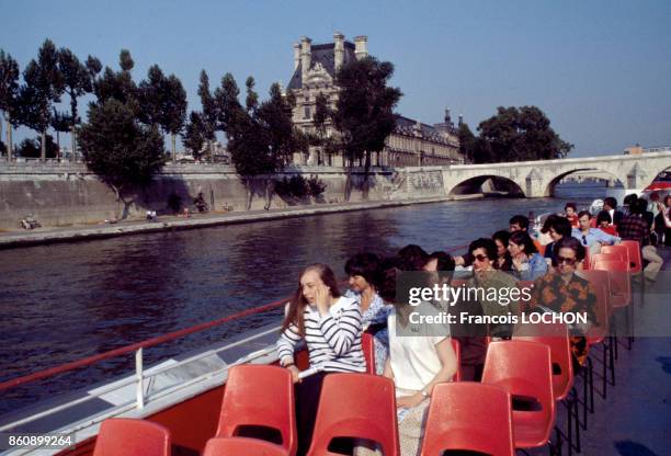 Bateau-mouche en croisière sur la Seine en octobre 1977 à Paris, France.