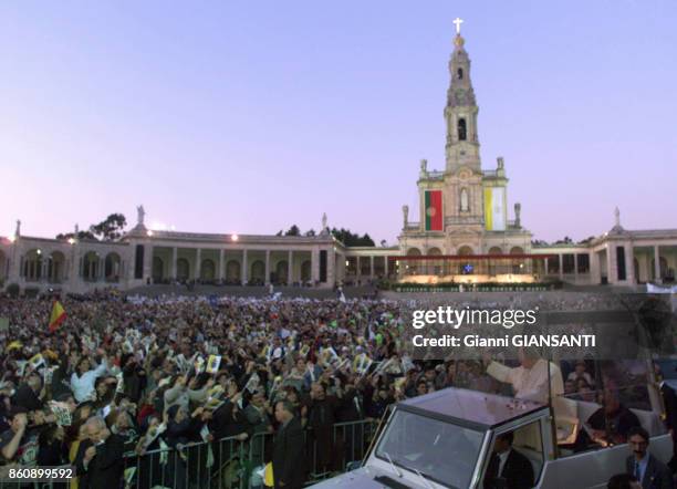 Le Pape Jean-Paul II lors d'une procession à Notre-Dame de Fatima au Portugal le 13 mai 2000.