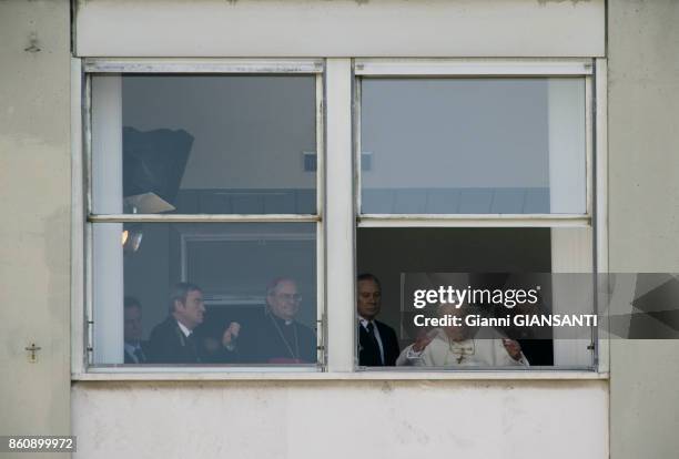 Le Pape Jean-Paul II célèbre la prière de l'angélus de sa chambre à l'hopital Gemelli à Rome le 6 mars 2005, Italie.