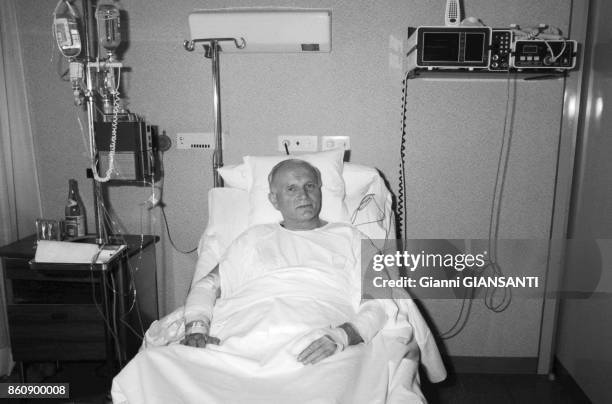 Le Pape Jean-Paul II à l'hopital Gemelli de Rome après la tentative d'assassinat dont il fut l'objet en juin 1981, Italie.
