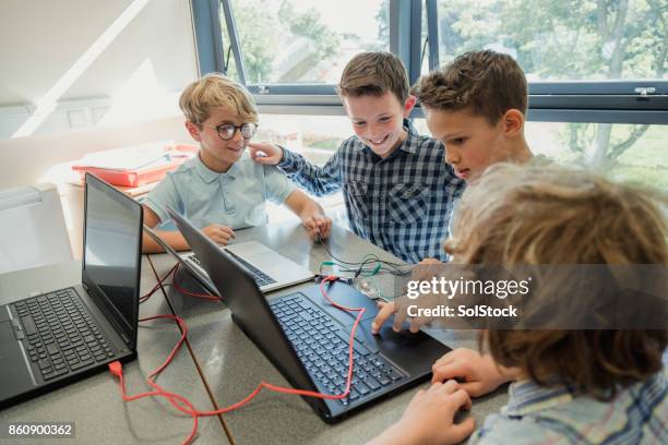 making electrical circuits in school - kids programming stock pictures, royalty-free photos & images