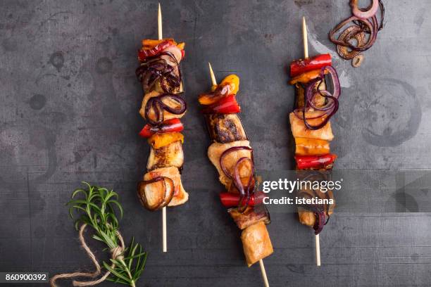 chicken breast and vegetables skewers - pinchito fotografías e imágenes de stock