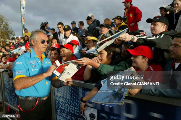 Flavio Briatore, directeur du Team Renault F1, signe des autographes lors du Grand Prix d'Australie à Melbourne en 2003.