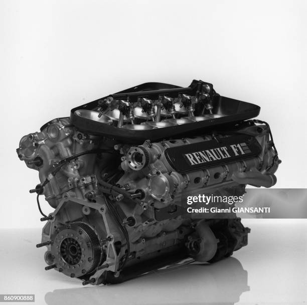 Vue d'un moteur Renault d'une Formule 1 en février 1995, France.
