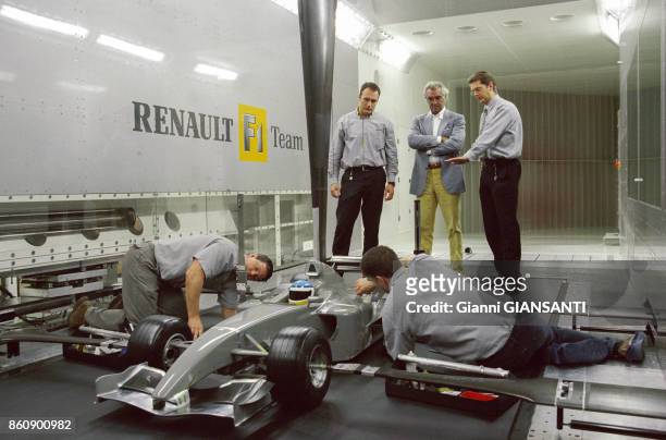 Flavio Briatore assite au réglage d'un modèle réduit de Formule 1 au centre technique de Renault à Enstone en 2002, Royaume-Uni.