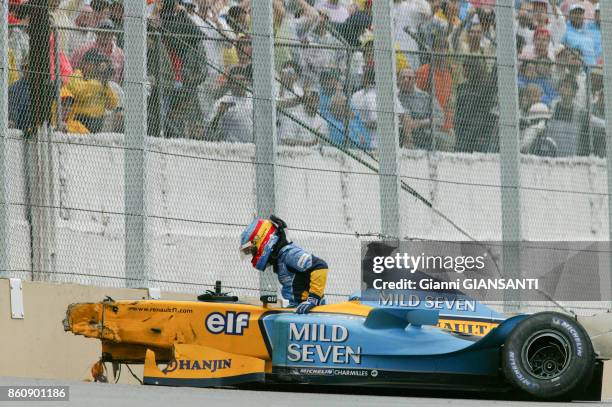 Fernando Alonso sort de sa voiture après un accident lors du Grand Prix du Brésil sur le circuit d'Interlagos en 2003.