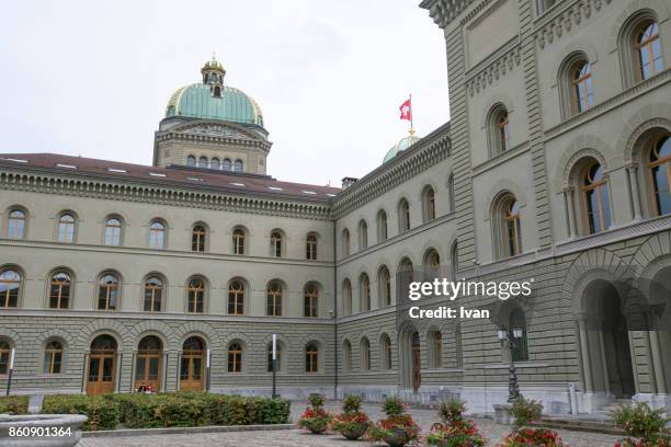 federal building (bundeshaus), bern, swaziland - bundeshaus stock-fotos und bilder