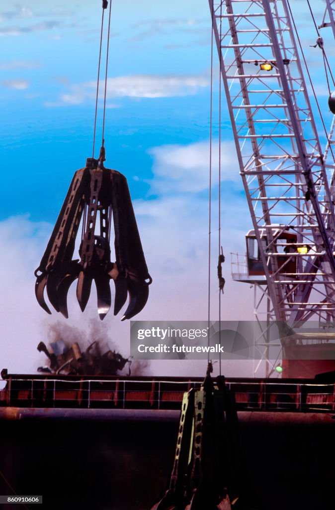 Grúa y chatarra de metal