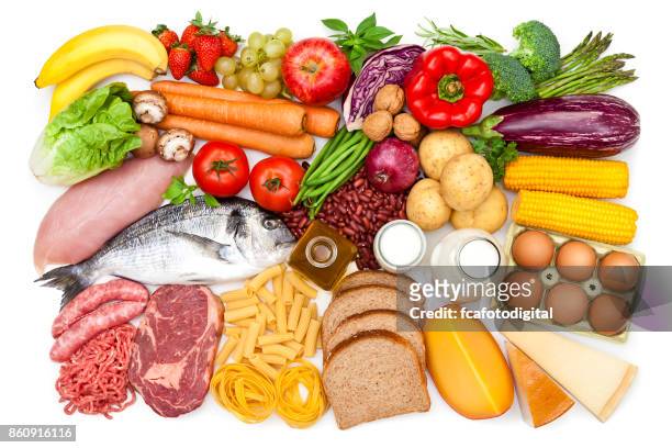bovenaanzicht van een tabel gevuld met verschillende soorten voedsel - food groups stockfoto's en -beelden