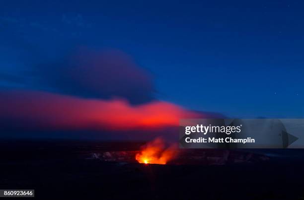 kilauea crater in hawaii erupting lava at twilight - hawaiis kilauea volcano erupts stock-fotos und bilder