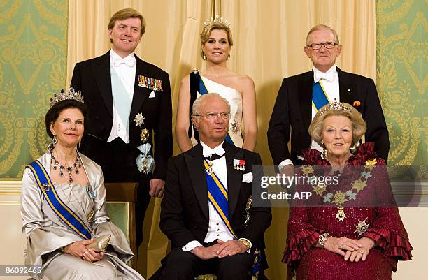 The Dutch and Sweedish Royal families are pictured in the Noordeinde Palace in The Hague, on April 21, 2009 Queen Silvia of Sweden, King Carl XVI...