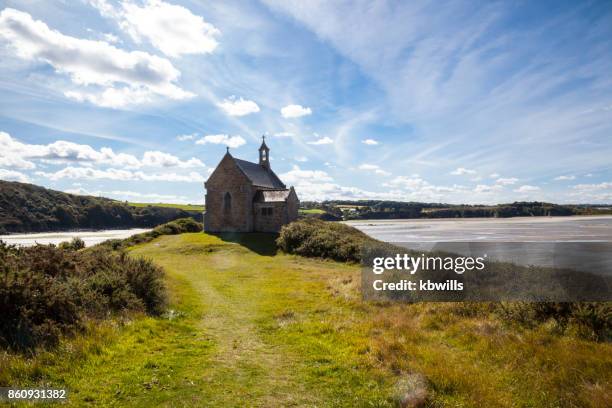 sunny chapelle de st maurice avec vue sur l’anse de morieux - chapelle photos et images de collection