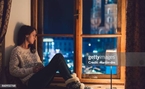 depressieve vrouw thuis tijdens kerstmis - smart cities stockfoto's en -beelden