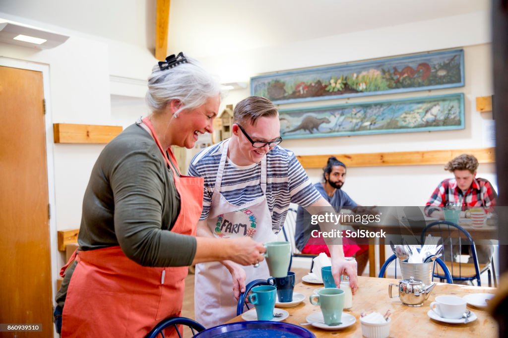 Freiwilligenarbeit in der Bauernhof-Cafe