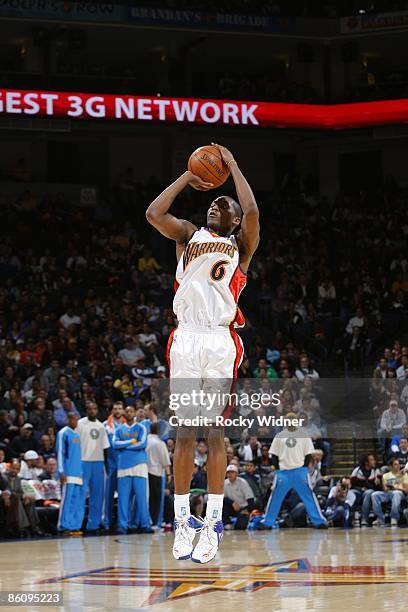 Jamal Crawford of the Golden State Warriors shoots a jump shot during the game against the New Orleans Hornets at Oracle Arena on April 3, 2009 in...