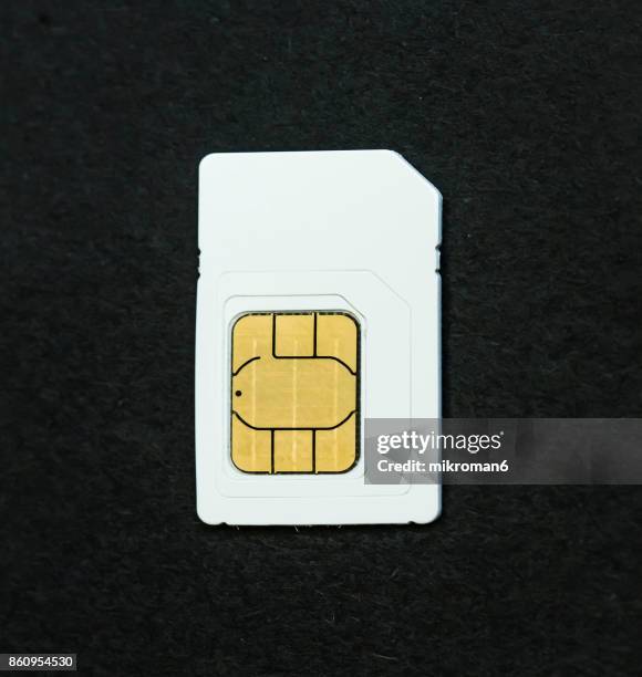 close-up of sim card on black background - bezig met verbinden stockfoto's en -beelden