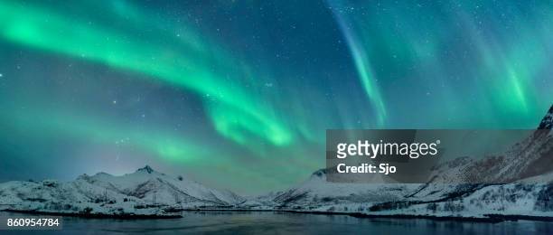 noorderlicht over de eilanden van de lofoten in noorwegen - licht natuurlijk fenomeen stockfoto's en -beelden