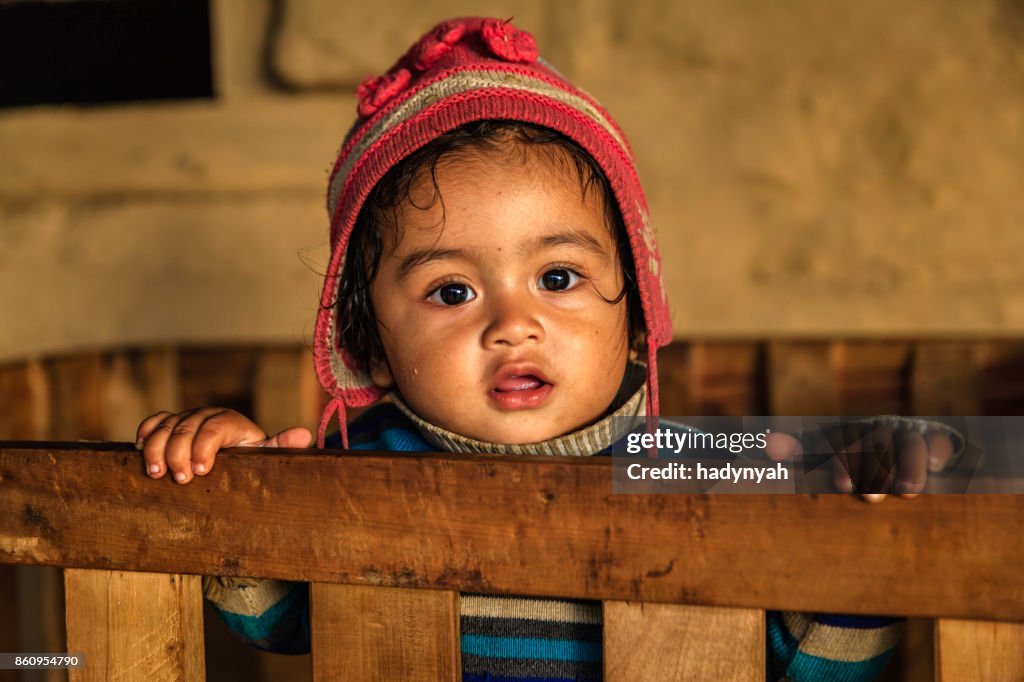 Bambino nepalese a Playpen, villaggio vicino alla catena dell'Annapurna