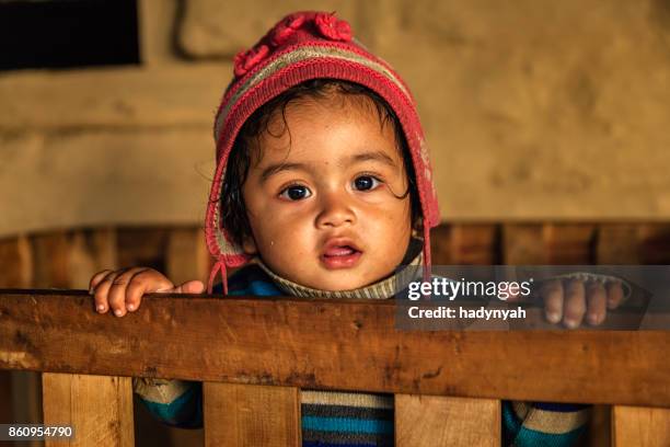 bambino nepalese a playpen, villaggio vicino alla catena dell'annapurna - village boy foto e immagini stock