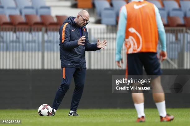 Assistant trainer Fred Grim of Holland, Daryl Janmaat of Holland during a training session prior to the FIFA World Cup 2018 qualifying match between...