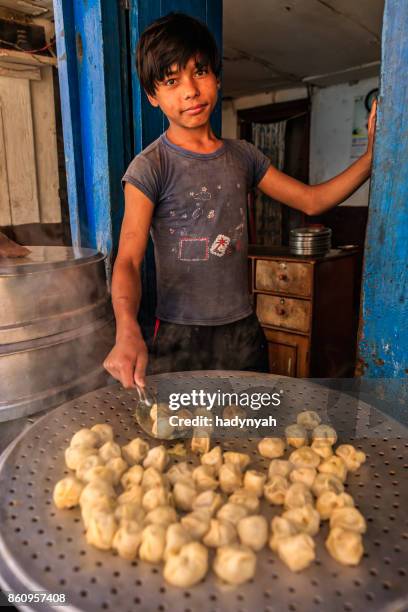 nepalese young street vendor selling momos (dumplings), bhaktapur - trabalho infantil imagens e fotografias de stock