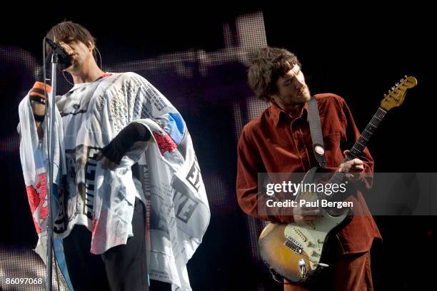 Photo of RED HOT CHILI PEPPERS and Anthony KIEDIS and John FRUSCIANTE, Anthony Kiedis and John Frusciante performing live onstage