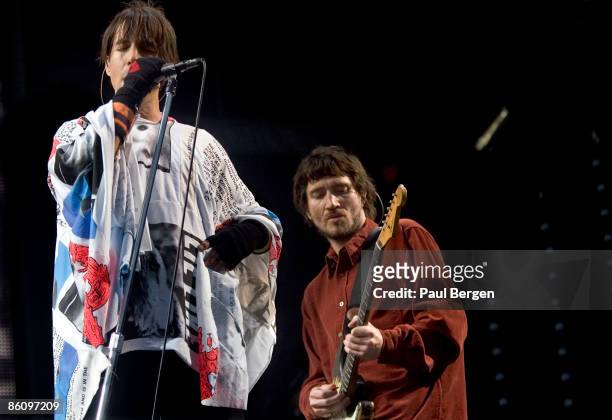 Photo of RED HOT CHILI PEPPERS and Anthony KIEDIS and John FRUSCIANTE, Anthony Kiedis and John Frusciante performing live onstage