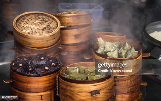 traditional chinese steamed food in bamboo steamers in a market . . - comida china - fotografias e filmes do acervo