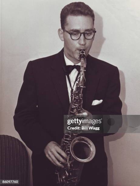 Photo of Lee KONITZ, Portrait of Lee Konitz backstage, saxophone