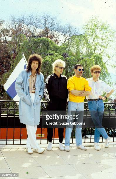 Photo of QUEEN, L-R Brian May , Roger Taylor , Freddie Mercury and John Deacon , group portrait