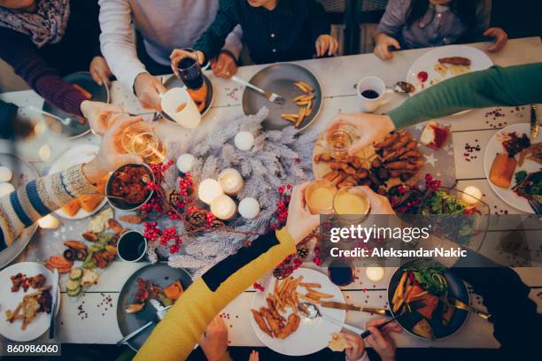 thanksgiving feestelijke toast - picnic table stockfoto's en -beelden