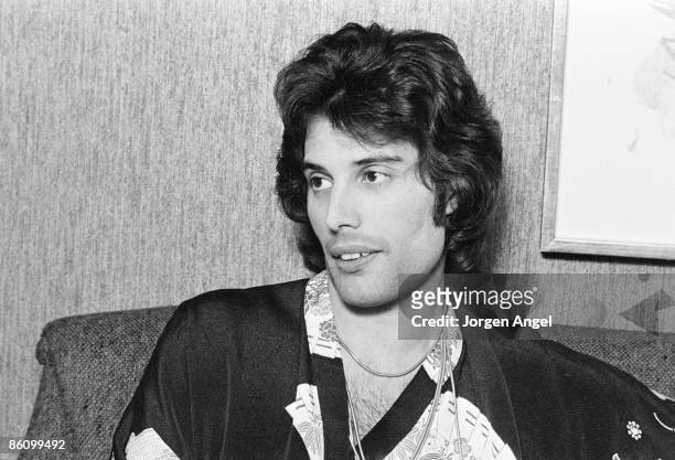 487 Freddie Mercury 1977 Photos and Premium High Res Pictures ...