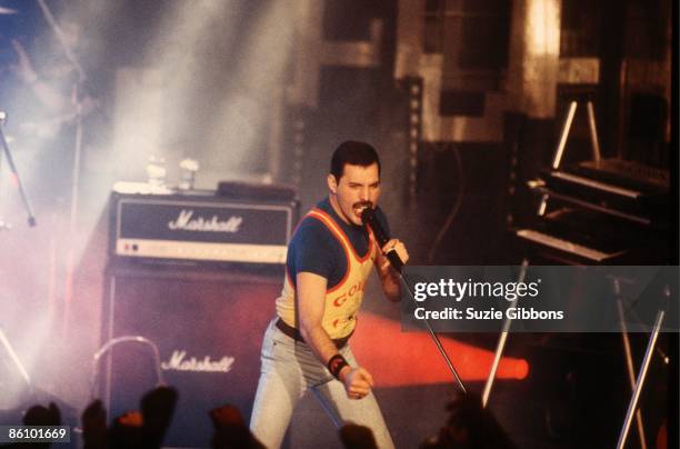 Photo of QUEEN and Freddie MERCURY, Freddie Mercury performing on stage