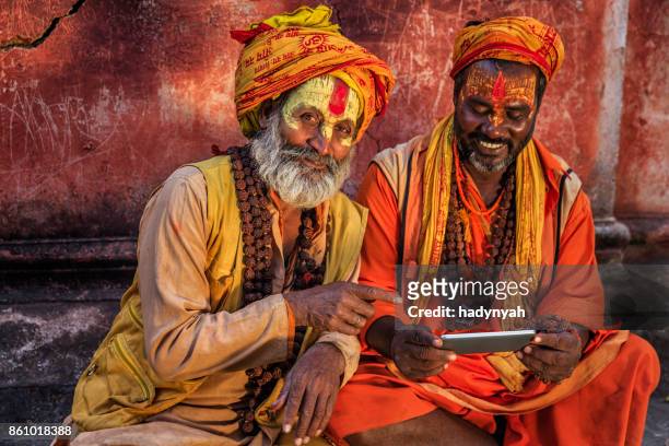 sadhu - indisches holymen mit handy - guru stock-fotos und bilder