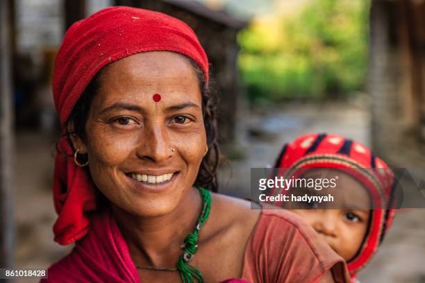 nepalesische frau mit ihrem baby in der nähe von annapurna range - nepali mother stock-fotos und bilder