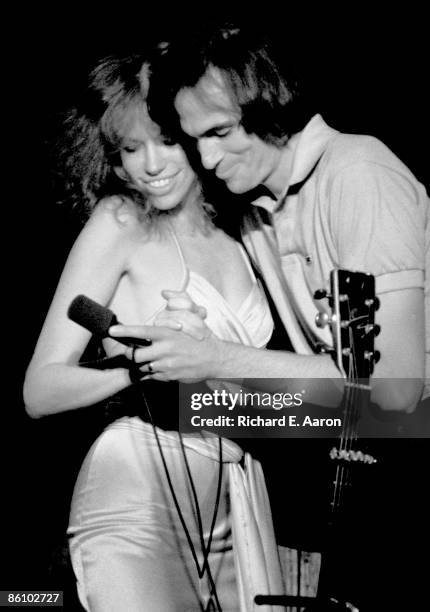 Photo of Carly SIMON and James TAYLOR, Carly Simon and James Taylor performing on stage