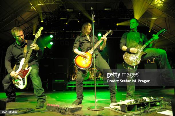 Photo of ALTER BRIDGE and Brian MARSHALL and Myles KENNEDY and Mark TREMONTI, L-R Brian Marshall, Myles Kennedy and Mark Tremonti performing on stage