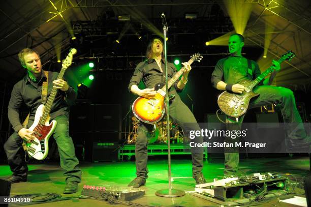 Photo of ALTER BRIDGE and Brian MARSHALL and Myles KENNEDY and Mark TREMONTI, L-R Brian Marshall, Myles Kennedy and Mark Tremonti performing on stage