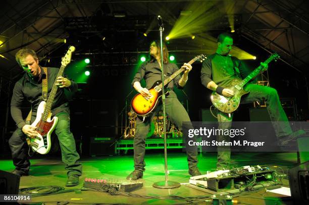 Photo of ALTER BRIDGE and Brian MARSHALL and Myles KENNEDY and Mark TREMONTI, L-R Brian Marshall, Myles Kennedy and Mark Tremonti performing on stage