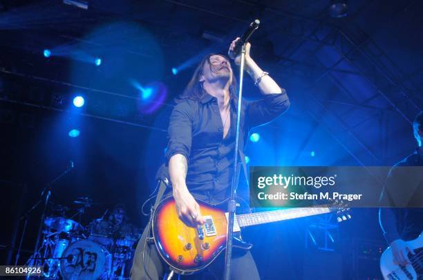 Photo of ALTER BRIDGE and Myles KENNEDY, Myles Kennedy performing on stage