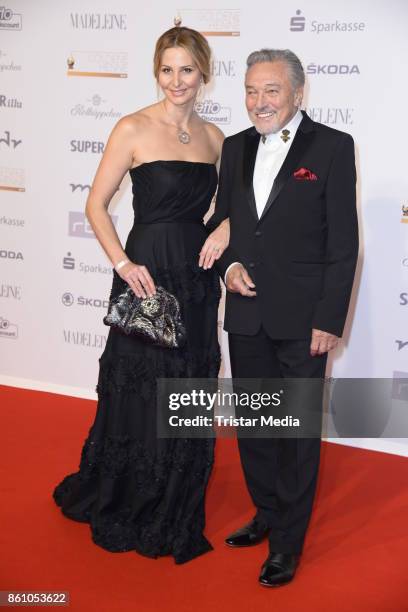 Karel Gott and his wife Ivana Gottova attend the Goldene Henne on October 13, 2017 in Leipzig, Germany.