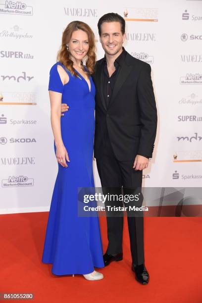 Alexander Klaws and Willemijn Verkaik of the musical Ghost attend the 'Goldene Henne' on October 13, 2017 in Leipzig, Germany.