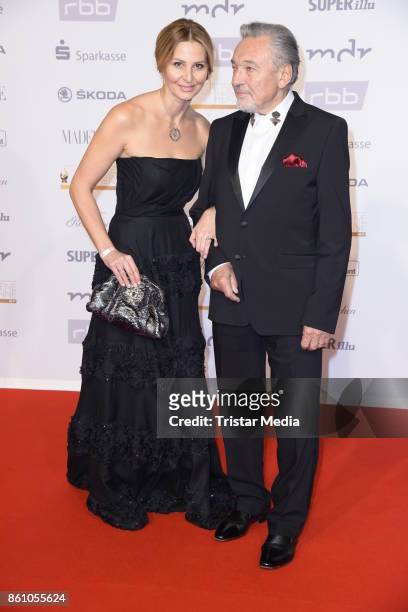 Karel Gott and his wife Ivana Gottova attend the Goldene Henne on October 13, 2017 in Leipzig, Germany.