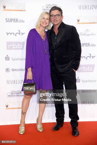 Hans Sigl and his wife Susanne Sigl attend the Goldene Henne on October 13, 2017 in Leipzig, Germany.