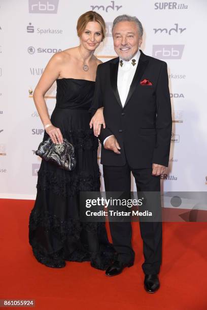 Karel Gott and his wife Ivana Gottova attend the Goldene Henne on October 13, 2017 in Leipzig, Germany.